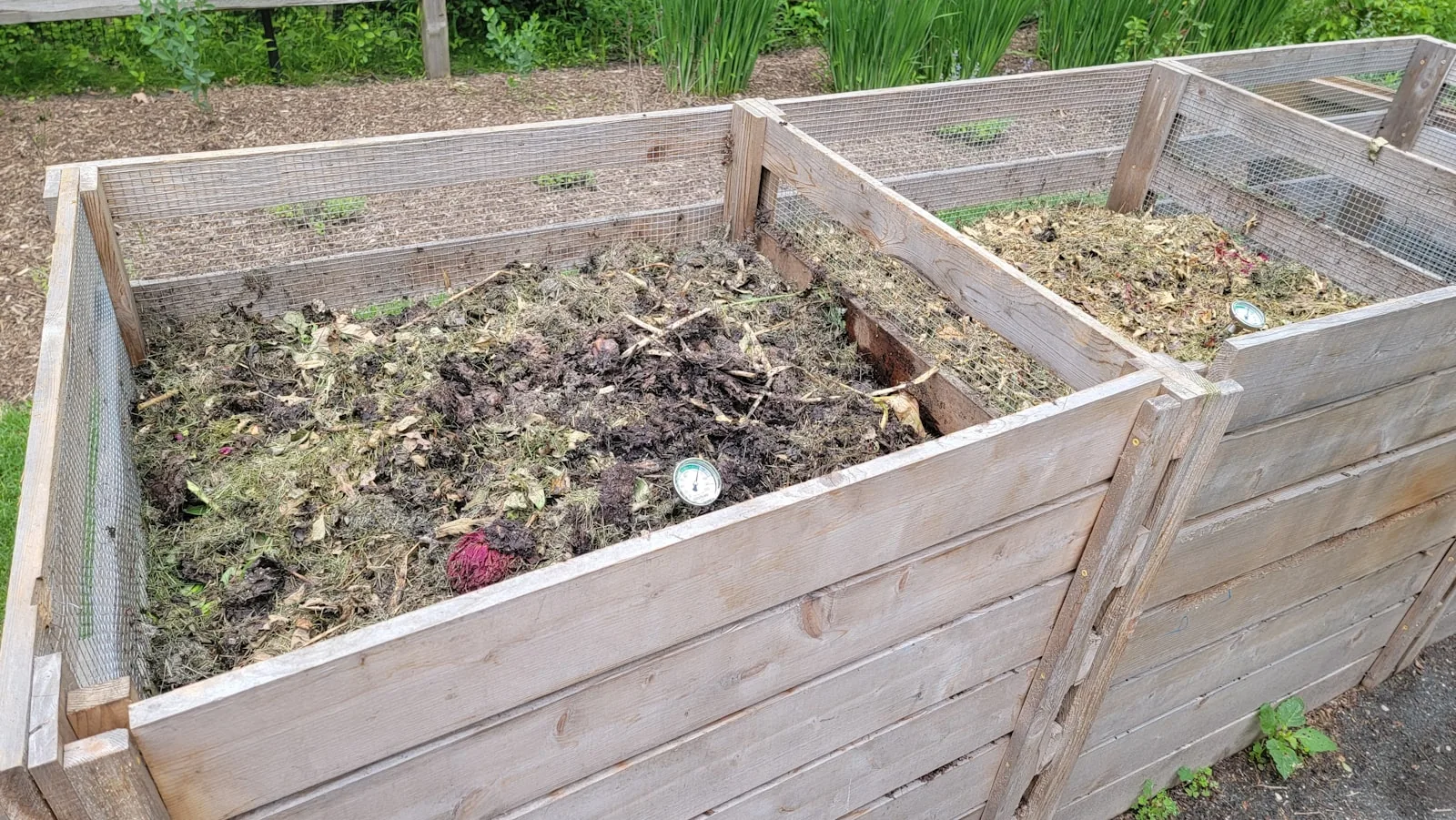 outdoor compost tumbler and bin for garden